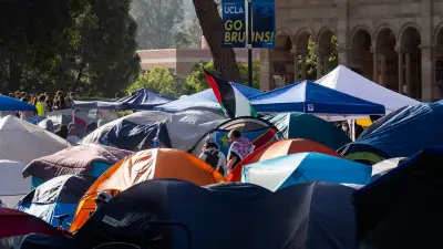How a keffiyeh-wearing keynote speaker sparked boos for Jews at my UCLA graduation
